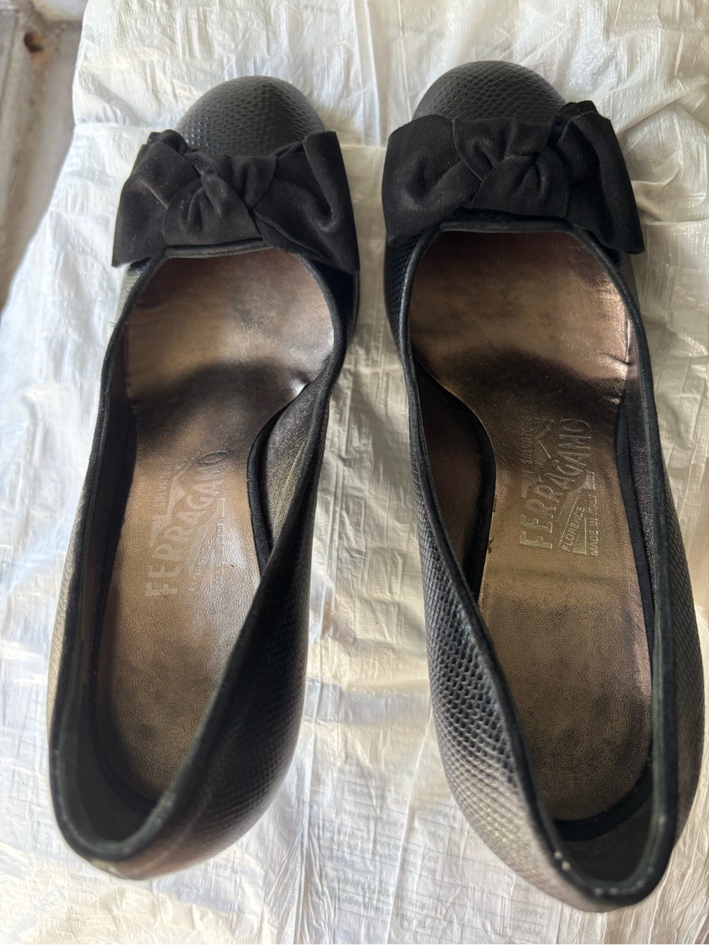 FLASH SALE! 
Only worn once for a photo shoot Salvatore Ferragamo pump in Size 7